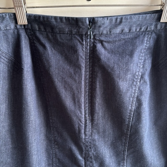 LOFT Lightweight Denim Skirt. Size 6 - Picture 4 of 12